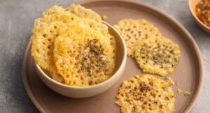 keto-brotchips mit parmesan